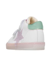 Białe skórzane sneakersy z fioletową gwiazdką, pastelowo zielonym obcasem, miękką wyściółką wewnętrzną i przezroczystą różową gumową podeszwą.