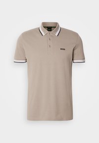 Polo beige à manches courtes avec col et poignets rayés noir et blanc, trois boutons et petit logo « BOSS » sur la poitrine.