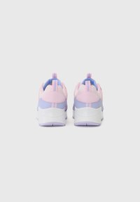 Sportschoenen in roze en paars met een bovenwerk van mesh en synthetisch materiaal. Het ontwerp beschikt over een witte zool en contrasterende accenten.