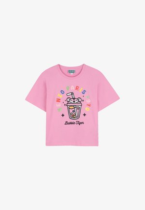 T-shirt rose à manches courtes avec le texte coloré "Kenzo Paris 1970" entourant une tasse de bubble tea avec un visage de tigre et "Bubble Tiger" en dessous.