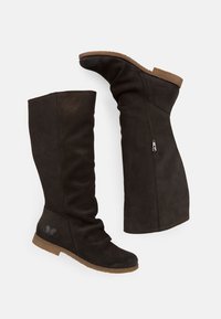 Stivali alti in suede neri con un design morbido, punta arrotondata e zip laterale discreta. Le suole in gomma marrone presentano un logo a farfalla.