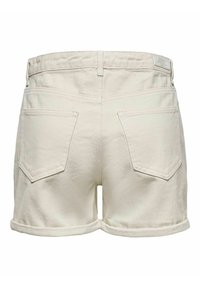 Shorts en denim blanc avec ourlets retroussés, comportant deux poches arrière et une taille standard. Le tissu a une finition lisse et texturée.