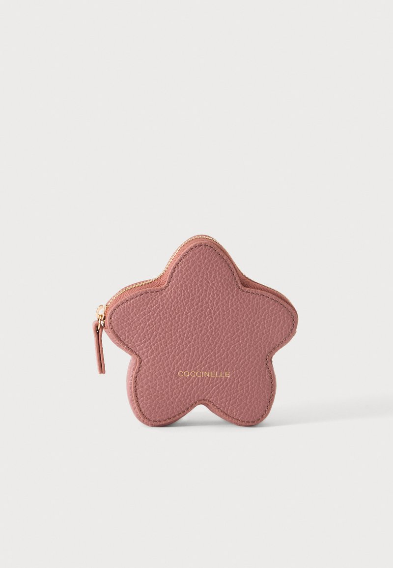Porte-monnaie en cuir rose en forme d’étoile avec fermeture éclair dorée et logo « "Coccinelle" » en lettres dorées sur le devant, présenté sur un fond uni.