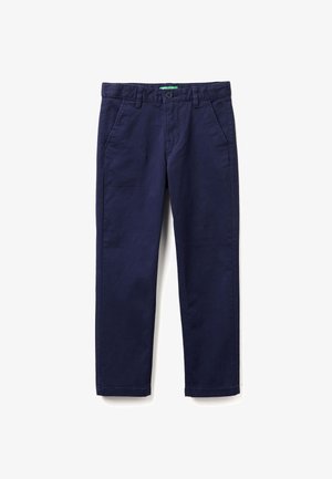 Chinos de algodón en azul marino con cierre de botón, presillas para cinturón y cuatro bolsillos. La tela tiene una textura suave y un diseño de pierna recta.