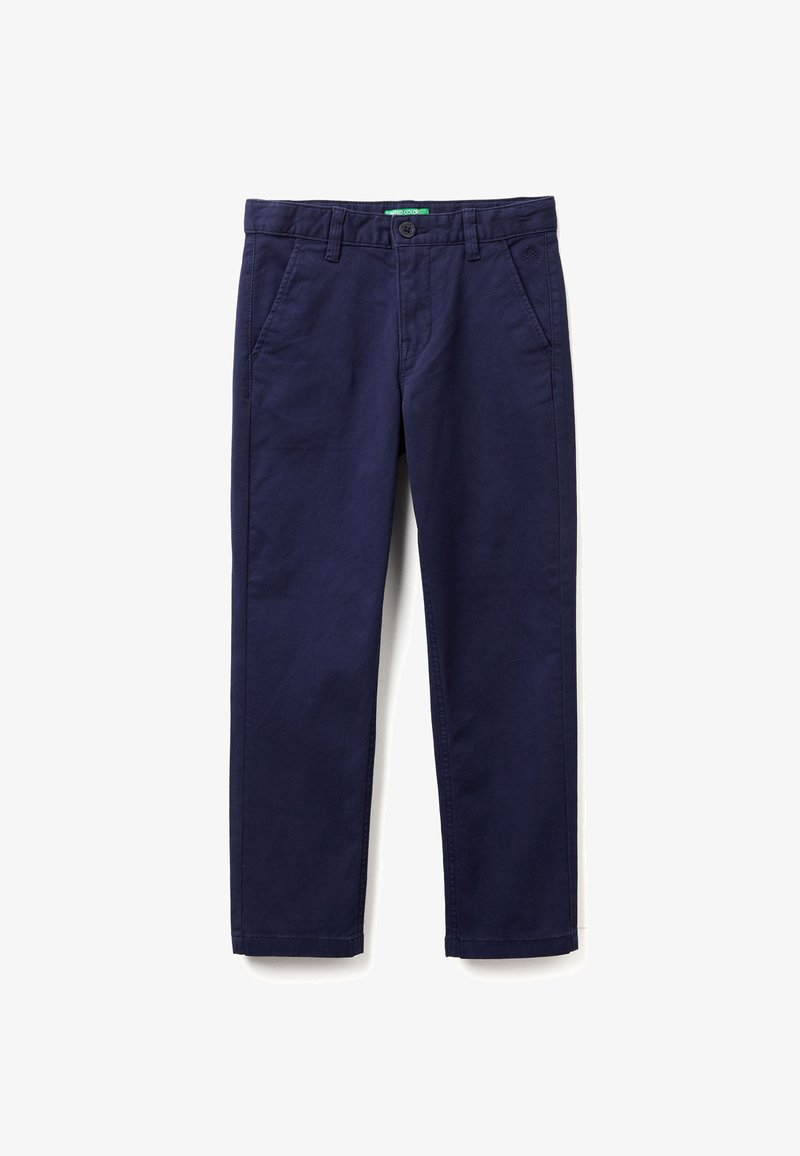 Granatowe bawełniane chinosy z zapięciem na guziki, szlufkami na pasek i czterema kieszeniami. Tkanina ma gładką fakturę i prosty krój nogawek.