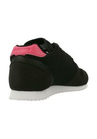 Scarpa sportiva nera con tomaia texturizzata, accentuazione del tallone rosa e suola in gomma bianca, dotata di colletto imbottito e sistema di allacciatura.