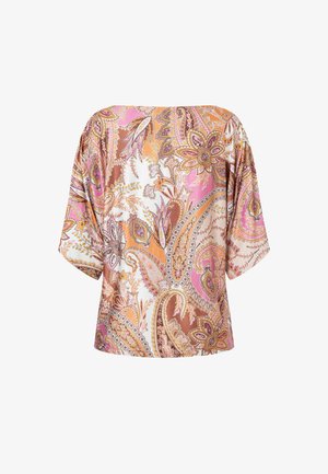 Blouse à épaules dénudées avec manches larges, présentant un motif cachemire vibrant en rose, orange, marron et blanc.