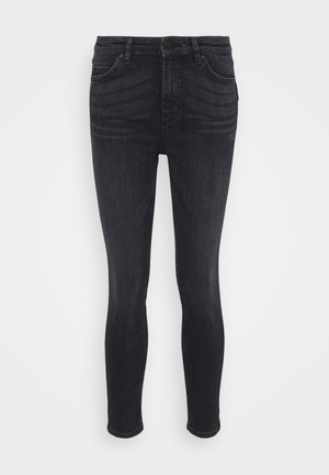 Pantalones vaqueros ajustados gris oscuro con una textura de denim suave. Presentan una cintura de altura media, cinco bolsillos y un cierre estándar de botón y cremallera.