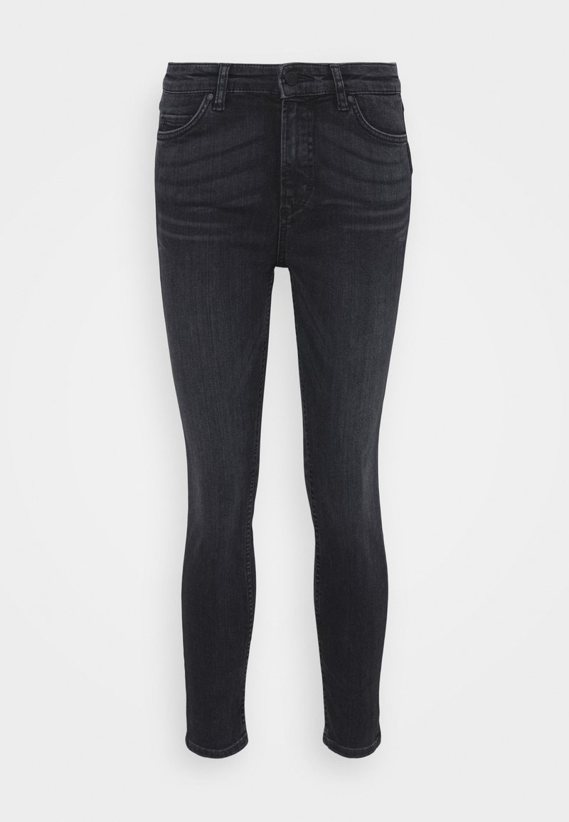 Pantalones vaqueros ajustados gris oscuro con una textura de denim suave. Presentan una cintura de altura media, cinco bolsillos y un cierre estándar de botón y cremallera.