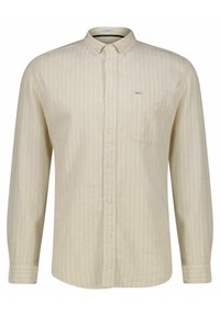 Camisa de manga larga, abotonada, en color beige claro con rayas verticales blancas. Cuenta con un bolsillo en el pecho y un cuello clásico. Textura de tela suave.