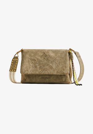 Bolso de hombro de lona beige con patrón floral en relieve, correa ajustable con tachuelas doradas y detalle de borla trenzada multicolor en el lateral.