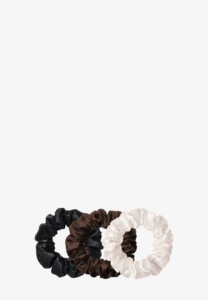 Tres coleteros de raso en negro, marrón oscuro y blanco, dispuestos superpuestos sobre un fondo blanco.