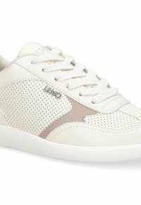 Baskets en cuir blanc avec design perforé et accent beige, dotées de lacets plats et d'une semelle texturée. Logo de la marque affiché sur le côté.