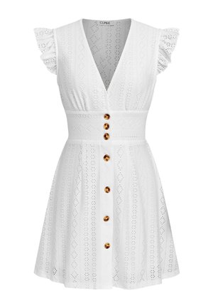 Vestido blanco sin mangas con hombros con volantes, escote en V, patrón de ojales, cinturilla ancha y fila frontal de botones marrones en la falda.