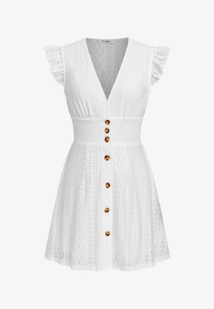 Robe blanche sans manches avec épaules volantées, col en V, motif ajouré, large ceinture et rangée frontale de boutons marron sur la jupe.