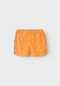 Orangen Shorts aus weichem Stoff mit einem weißen Blumenmuster. Sie verfügen über einen elastischen Bund und kurze Beine mit abgerundetem Saum.