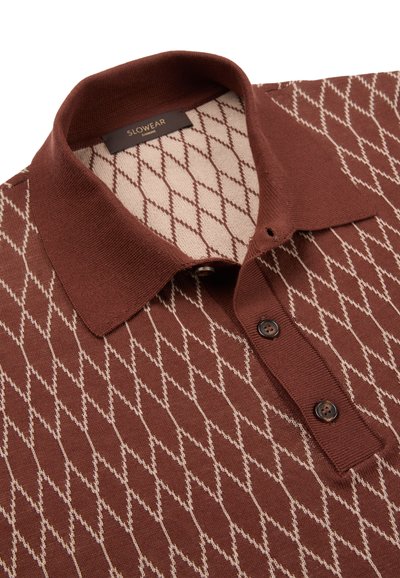 Braunes gestricktes Poloshirt mit einem Rautenmuster in Creme, ausgestattet mit einem kragenähnlichen Ausschnitt und drei dunklen Knöpfen. Im inneren Kragen befindet sich ein Etikett.
