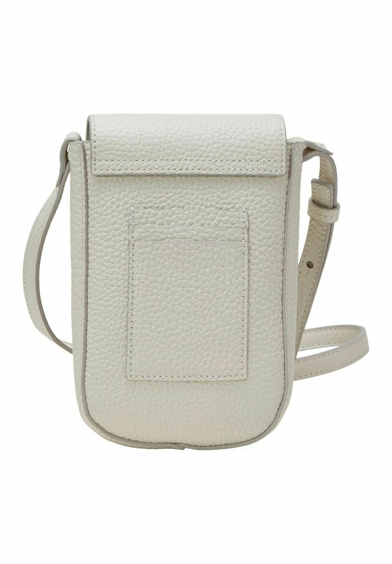 Weißer Leder-Crossbody-Bag mit strukturiertem Oberflächen, einer Klappenverschluss, einer Vorderseite Tasche und einem dünnen, verstellbaren Riemen.