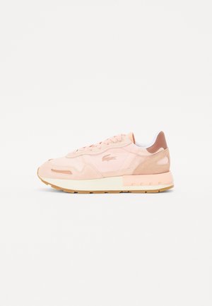 Zapatilla baja de color rosa claro con paneles de ante y tela, suela de goma y un pequeño logo de cocodrilo en el lateral.