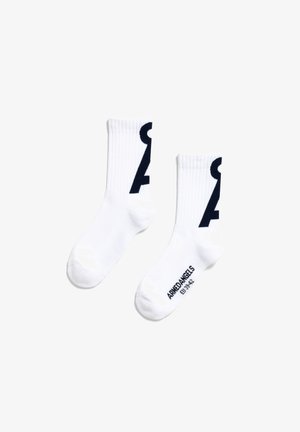 Calzini sportivi bianchi con polsini a coste, caratterizzati da un grande numero grafico blu navy su ciascun lato e testo con marchio blu navy sulla suola.