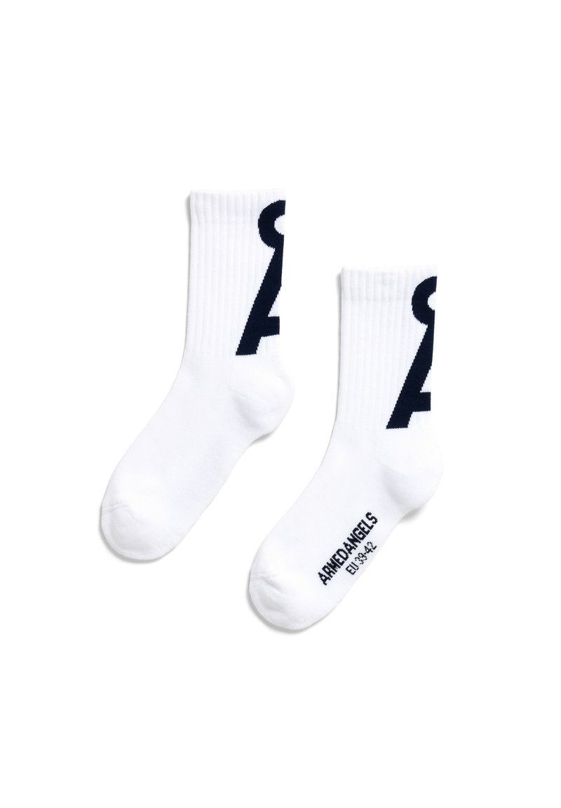 Weiße Sportsocken mit gerippten Bündchen, versehen mit einer großen marineblauen Grafikzahl auf jeder Seite und Markentext in Marineblau auf der Sohle.