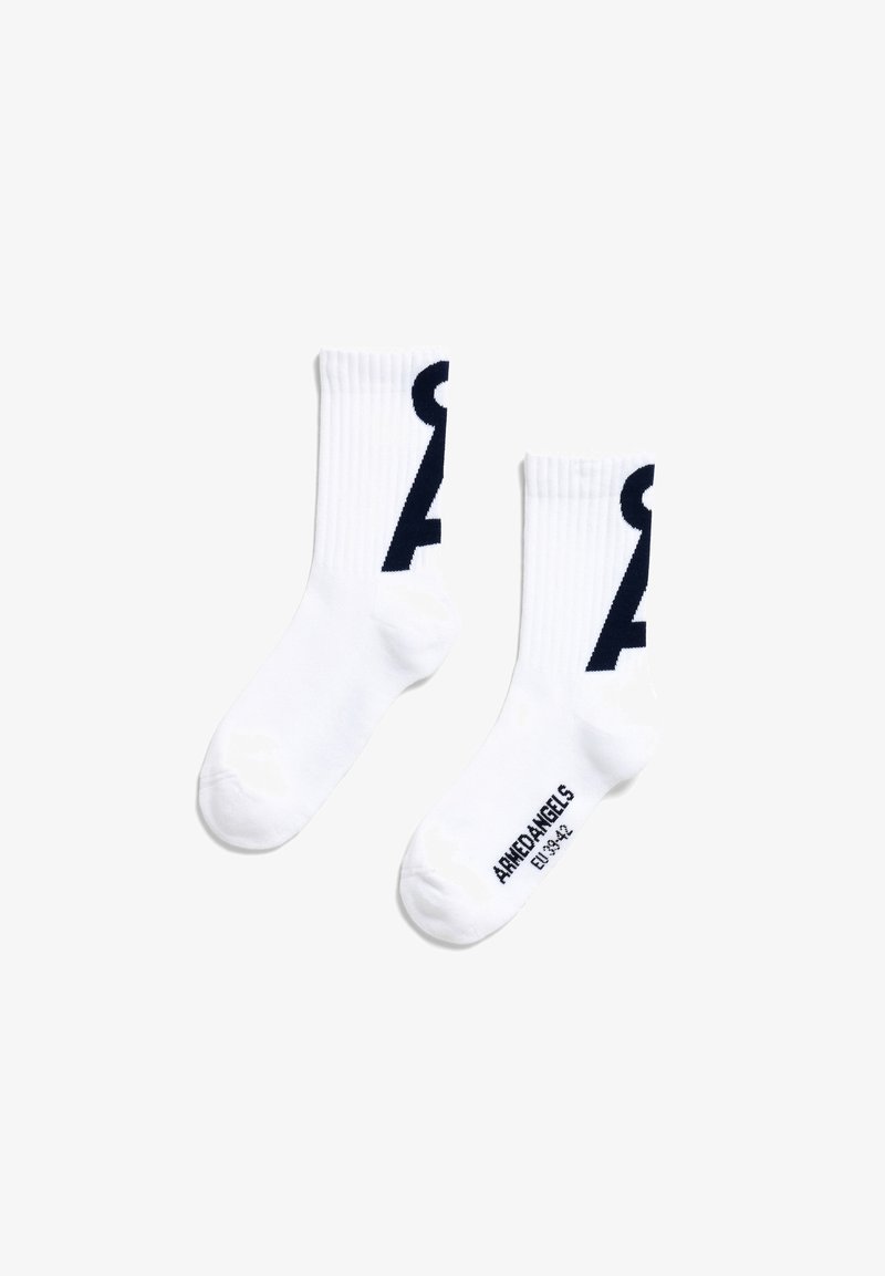 Weiße Sportsocken mit gerippten Bündchen, versehen mit einer großen marineblauen Grafikzahl auf jeder Seite und Markentext in Marineblau auf der Sohle.