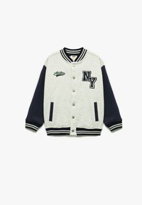 Grå og marineblå varsityjakke med ribbede ærmer og kant, trykknaplukning, frontlommer og broderede "NY" og "Athletic" detaljer.