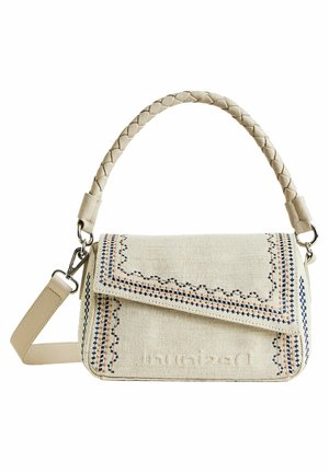 Sac à bandoulière en tissu beige avec poignée tressée et motifs géométriques cousus en bleu et marron.