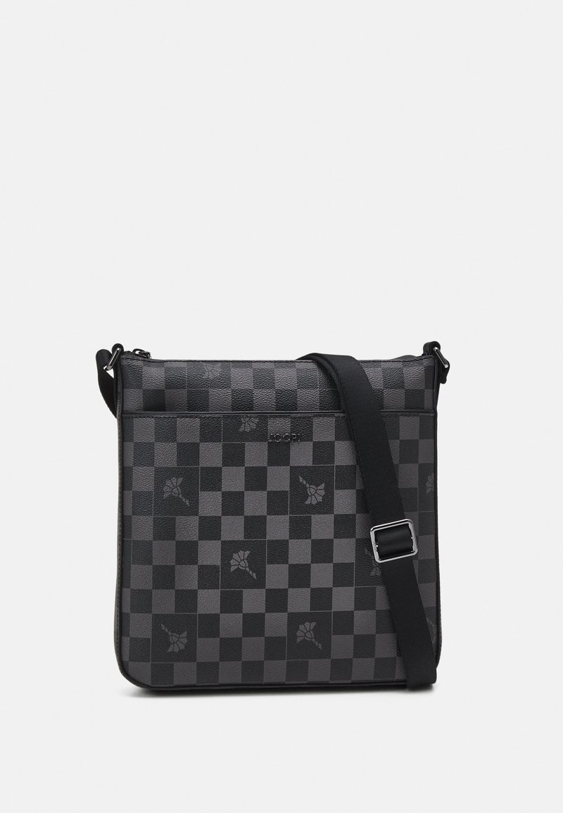 Bolso cruzado de cuadros negros, hecho de cuero, con sutiles patrones florales, cierre superior con cremallera y una correa de hombro ajustable.