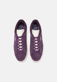 Baskets en suede violet avec une languette, des lacets et une doublure intérieure en textile blanc. Comprend une semelle intérieure à motifs et une semelle texturée.