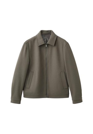 Chaqueta de color verde oliva con cremallera, hecha de un tejido suave, con un cuello tipo solapa, dos bolsillos laterales y una textura lisa.