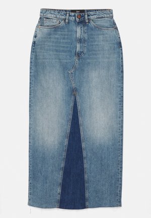 Jasnoniebieska spódnica dżinsowa o prostym kroju, z centralną ciemniejszą niebieską wstawką, pięcioma kieszeniami i mosiężnymi guzikami.