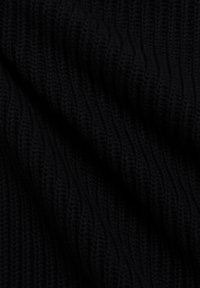 Schwarzer gestrickter Stoff mit gerippter Textur, der feine, erhabene Muster zeigt. Das Material wirkt weich und dicht.