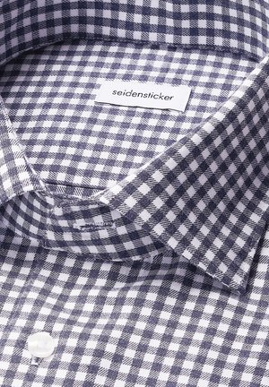 Karierte Bluse mit einem navy-weißen Muster, Baumwollstoff, spitzem Kragen, einem einzelnen weißen Knopf und einem Etikett mit der Aufschrift "seidensticker."