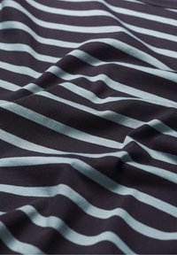 Puuvillakangas, jossa on tummansiniset ja vaaleansiniset vaakaraidat, öljyvärin tasainen pinta ja hieno aallonmuotoinen kuvio.