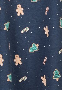 Marineblauwe stof met verspreide patronen van peperkoekkoekjes, kerstbomen en zuurstokken, geaccentueerd met kleine witte stippen. Zachte textuur.