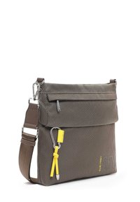 Borsa a tracolla marrone con texture, dotata di tracolla regolabile, con un accento giallo e hardware in metallo. Tasca con cerniera e dettaglio logo sul fronte.