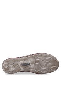 Podeszwa buta z buraczkowym tekstylnym wierzchem i gumową podstawą z teksturą. Podeszwa zewnętrzna ma wzór w plastry miodu z widoczną etykietą marki.