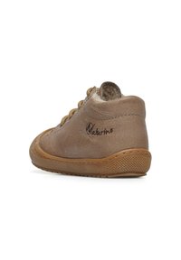 Scarpa in pelle marrone con punta arrotondata, lacci marrone chiaro e suola in gomma testurizzata. Presenta un piccolo logo di lato.