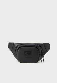 Bolsa de cintura em couro preto texturizado com dois compartimentos com fecho éclair e logótipo da Armani Exchange em relevo no bolso da frente.