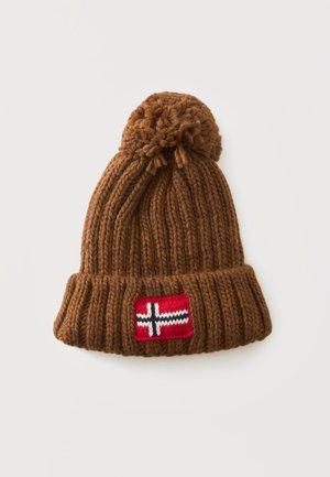 Bonnet d'hiver marron tricoté avec un pompon et un patch rouge comportant une croix blanche et bleue sur le revers.