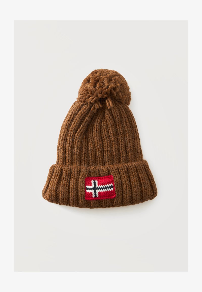 Bonnet d'hiver marron tricoté avec un pompon et un patch rouge comportant une croix blanche et bleue sur le revers.