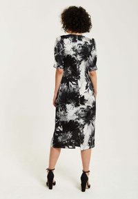 Liquorish MONO ABSTRACT PRINT KNOT FRONT MIDI - Day dress - black