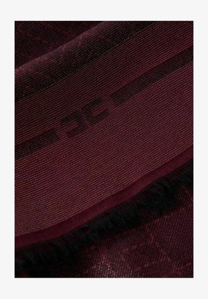 Sciarpa color bordeaux con tessuto strutturato, caratterizzata da una finitura liscia e bordi sfrangiati. Presenta un logo discreto su un lato.