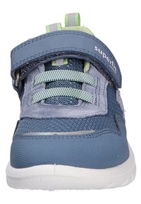 Blauer Stoff-Sneaker mit Klettverschluss, Mesh-Akzenten und grünen Schnürsenkeln; verfügt über eine strukturierte Sohle und eine kontrastierende Gummizehenspitze.