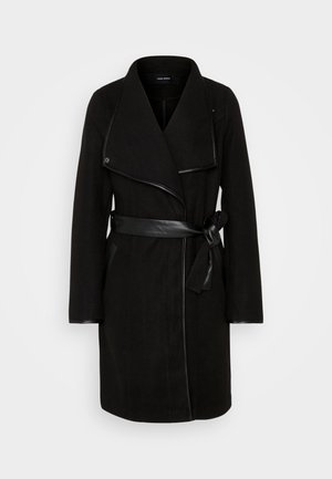 Manteau en mélange de laine noir avec un col drapé, des accents en cuir, des manches longues et une taille ceinturée. Il comporte des poches latérales et une silhouette cintrée.