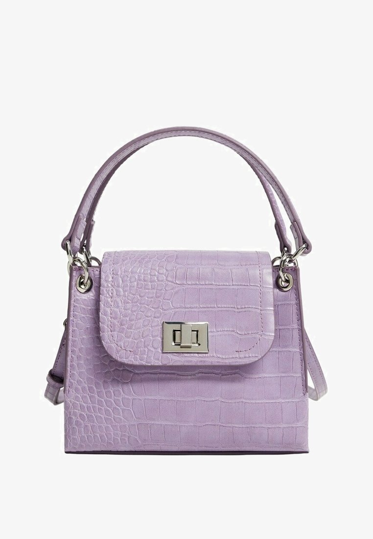 Sac à main en cuir synthétique effet crocodile lavande avec une poignée supérieure, une fermeture à fermoir pivotant rectangulaire argentée et une bandoulière amovible.