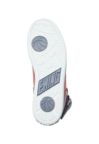 Semelle en caoutchouc blanc de sneaker avec un motif de grip texturé, présentant un emblème de basket-ball gris et "EWING" en lettres majuscules.