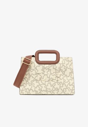 Borsa a mano color crema con un motivo testurizzato, manico superiore quadrato marrone e tracolla marrone regolabile. Presenta un logo in rilievo discreto sulla parte anteriore.