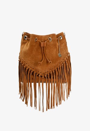 Borsa a secchiello in suede marrone con frange, chiusura con lacci, occhielli in metallo e un charm. Presenta una finitura testurizzata e un design triangolare sul frontale.